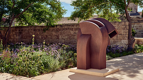 Elogio del vacío VI (2000), por Eduardo Chillida na Hauser &amp; Wirth Menorca