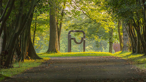 Arco de la libertad (acero corten, 1993) en un atardecer de verano