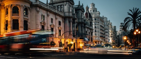 Vehículos atravesando una calle de Valencia