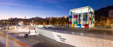 Vista nocturna del Centro Pompidou, Málaga