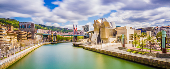 Vista de Bilbau com o museu Guggenheim