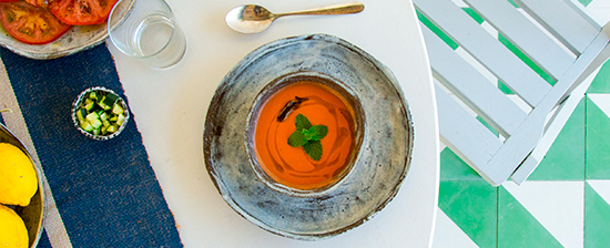 Vue zénithale d'une assiette de gaspacho