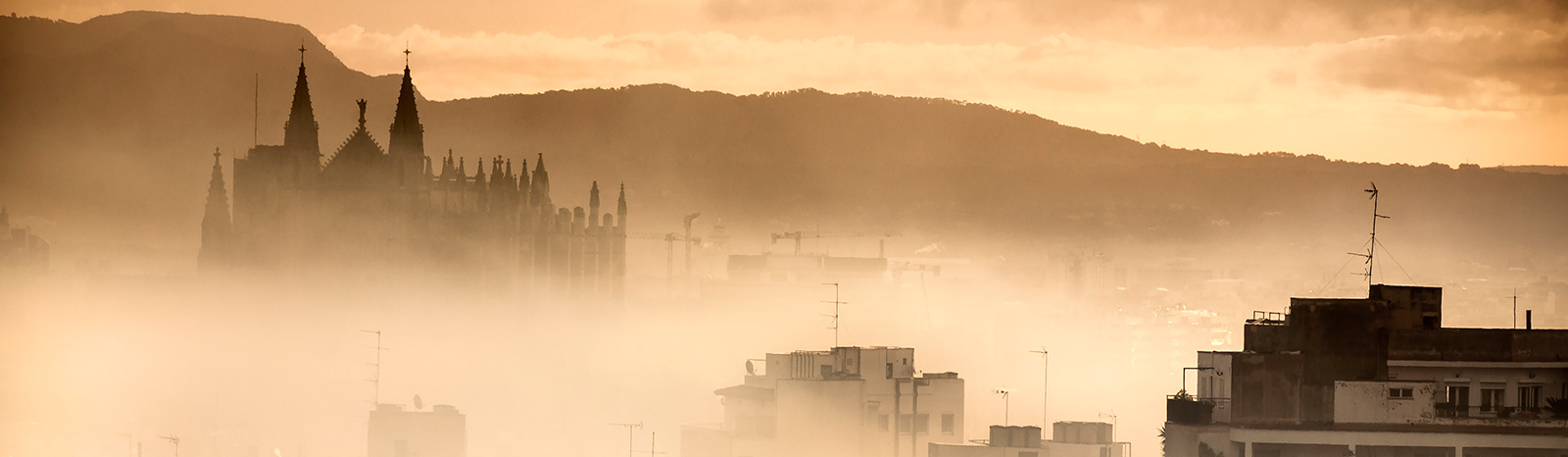 Cathédrale de Palma de Majorque dans le brouillard