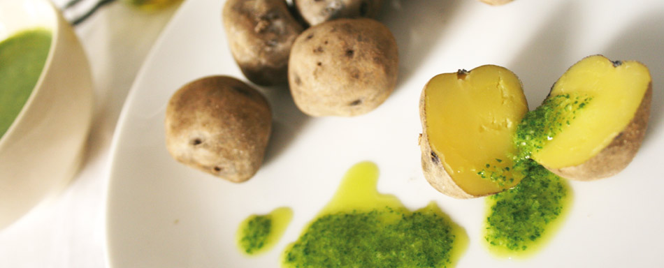 Papas arrugadas with mojo verde © Promotur. Turismo de Canarias