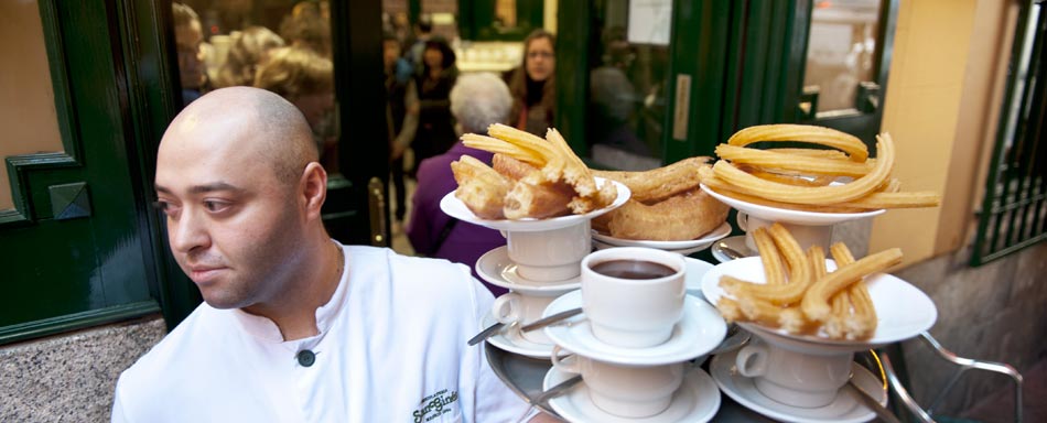 Serveur de la Chocolatería San Ginés © Image cédée par Madrid Destino Cultura Turismo y Negocia, S.A.