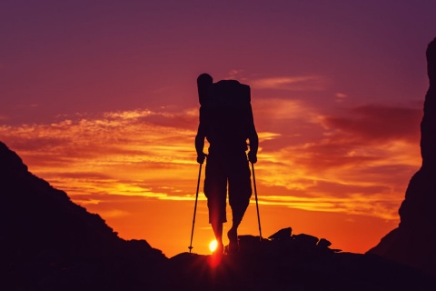  Peregrino al atardecer en el Camino de Santiago