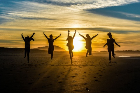  Amigos al atardecer en una playa de Galicia