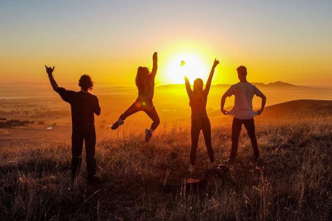 Amigos contemplando o pôr do sol