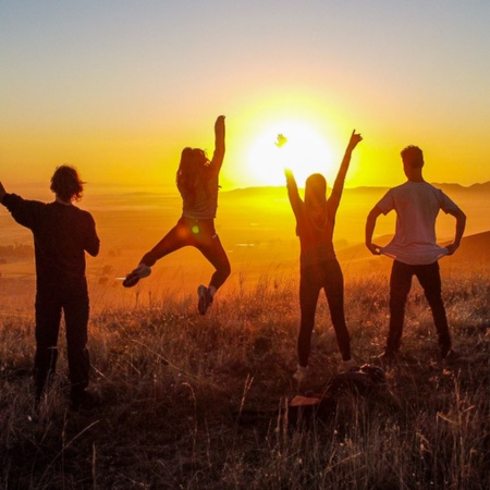 Amigos contemplando el atardecer