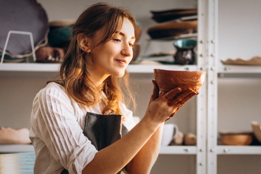 Artesã trabalhando em seu ateliê