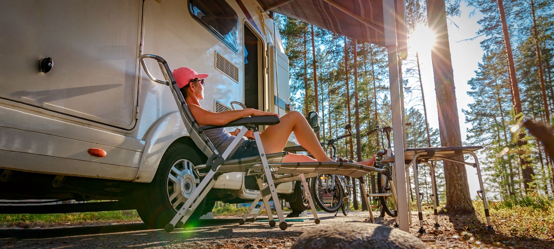 Turista descansando fora da caravana