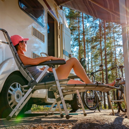 Turista che riposa fuori dal camper