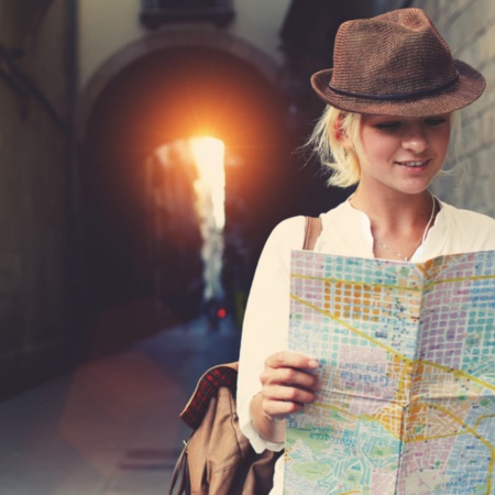 Une jeune fille regarde une carte