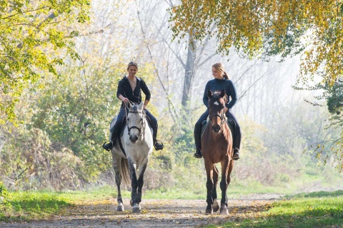 Jeunes filles à cheval