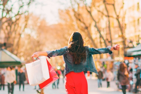 Frau beim Shopping in Barcelona