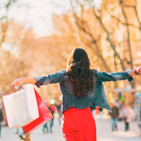 Frau beim Shopping in Barcelona