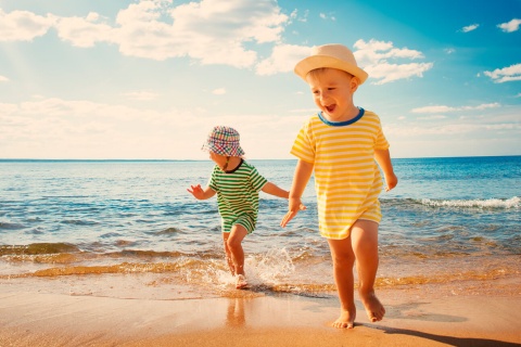 Enfants jouant sur la plage