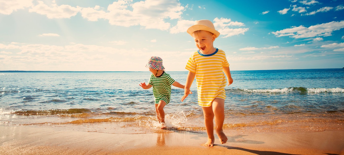 Bambini che si divertono in spiaggia