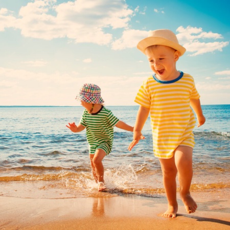 Spielende Kinder am Strand