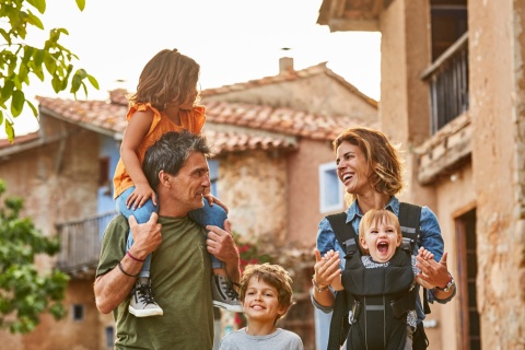 Familia disfrutando de sus vacaciones en una casa rural en España