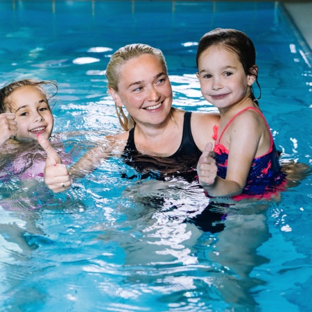 Familie genießt den Pool