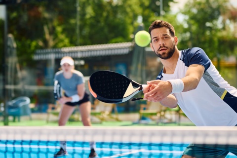 Joueurs de padel en extérieur