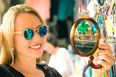 Ein Tourist probiert eine Brille auf einem Flohmarkt