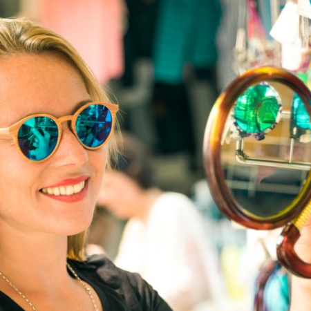 Ein Tourist probiert eine Brille auf einem Flohmarkt