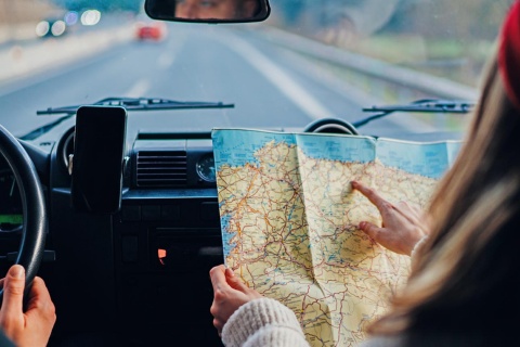 Une jeune fille regarde la carte d’Espagne dans une voiture