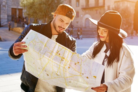 Un jeune couple regarde une carte à Barcelone