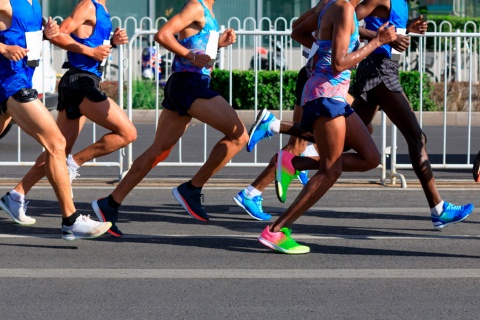 Detalhe de runners correndo em uma maratona