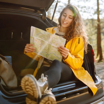 Turista consultando um mapa