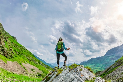 Wanderer genießt den Ausblick auf einer Route in den Pyrenäen