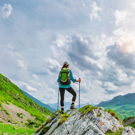 Wanderer genießt den Ausblick auf einer Route in den Pyrenäen