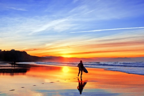 Surfista nella spiaggia del comune di Sopelana, Bizkaia.