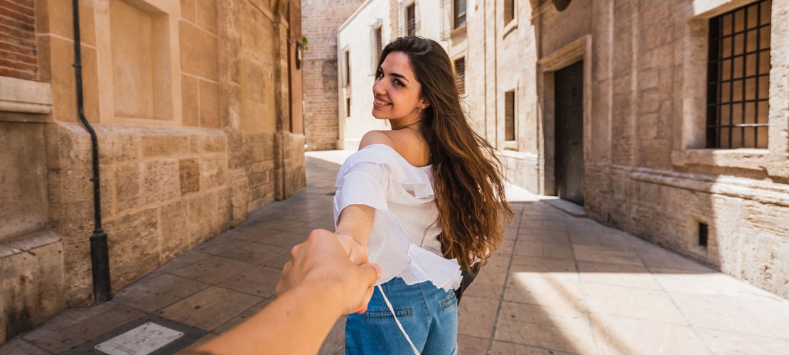 Turista en una ciudad monumental de España