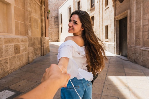 Tourist in einer monumentalen Stadt in Spanien