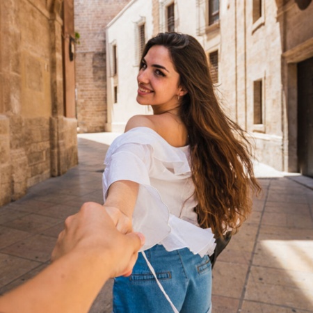 Turista em uma cidade monumental da Espanha