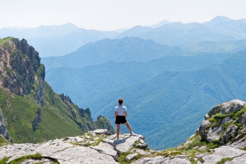 Tourist auf einem Berggipfel