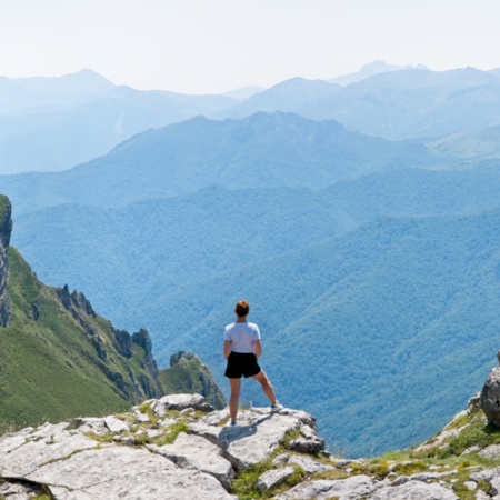 Turista in cima a una montagna