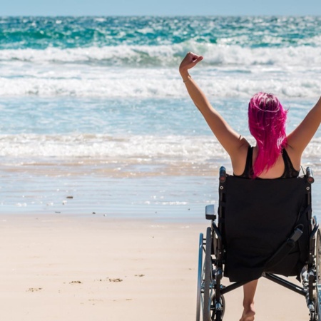 Touriste en chaise roulante sur la plage