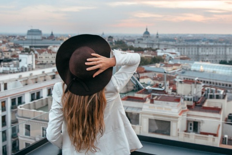 Une femme observe les toits de Madrid