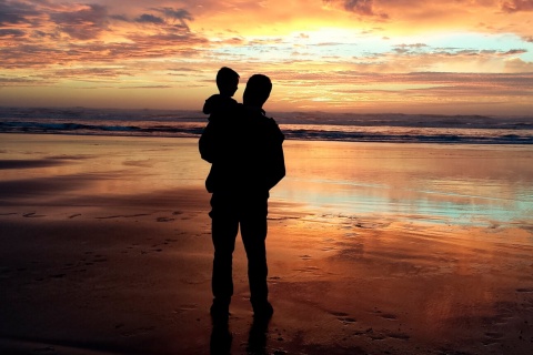 Papà sulla spiaggia con suo figlio