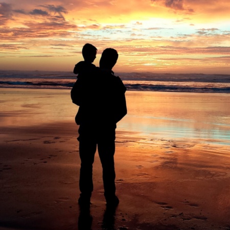 Papà sulla spiaggia con suo figlio