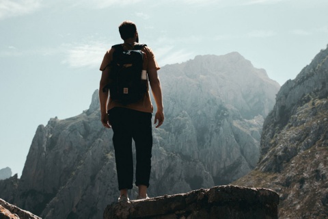 Hombre en la cima de una montaña