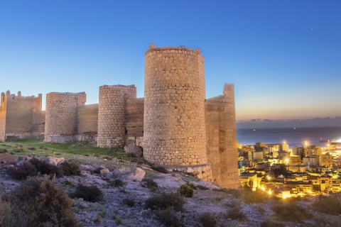 Vue panoramique d’Almería avec l’alcazaba au premier plan (Andalousie)