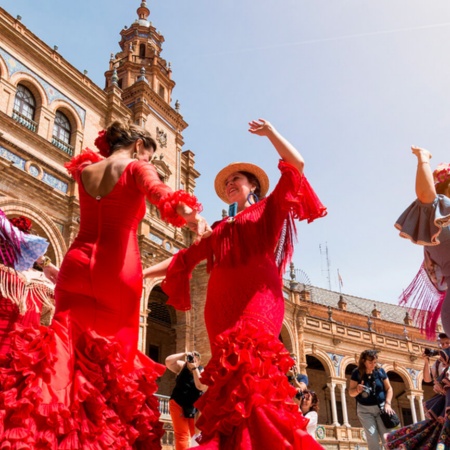 Ballerine di flamenco nella Plaza de España di Siviglia