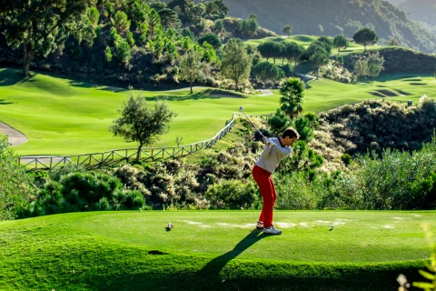 Gracz na polu golfowym La Zagaleta w prowincji Malaga, Andaluzja