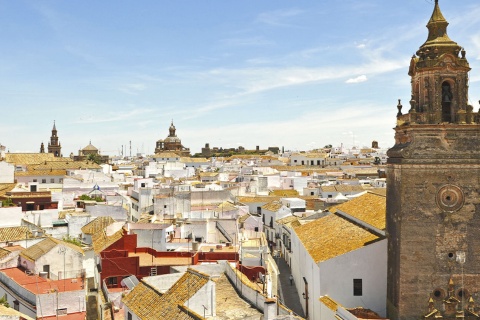 Turm der Kirche San Bartolomé über den Dächern von Carmona (Sevilla, Andalusien)