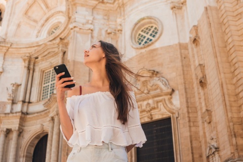 Tourist in der Kathedrale der Santa Cruz in Cádiz, Andalusien